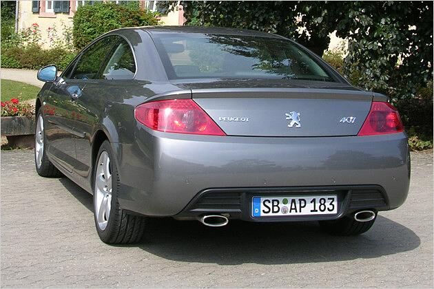 Relativ schlicht gibt sich die Heckpartie des 407 Coupé