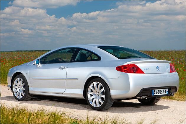 Die Linienführung des zweitürigen 407 stammt aus der Peugeot-Designabteilung