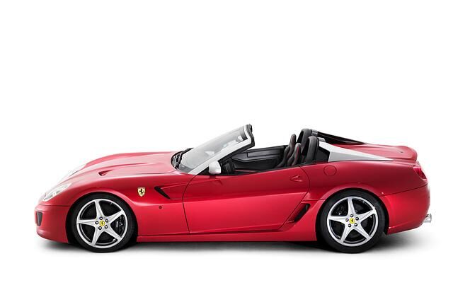 Unter der Haube arbeitet ein V12
