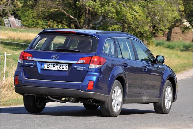 Eine Chromleiste über dem Nummernschild verbindet die Rückleuchten miteinander