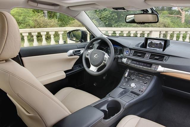 Innen setzt Lexus auf edle Materialien