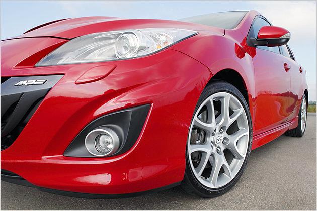 Das Design der 18-Zoll-Leichtmetallräder stammt von den Felgen des Wankel-Sportwagens RX-8