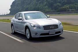 Infiniti mit künstlichem Motorsound - Lautsprecher bei Schleichfahrt