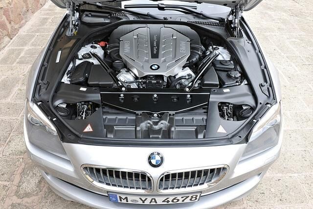Neben einem Reihensechszylinder gibt es einen V8