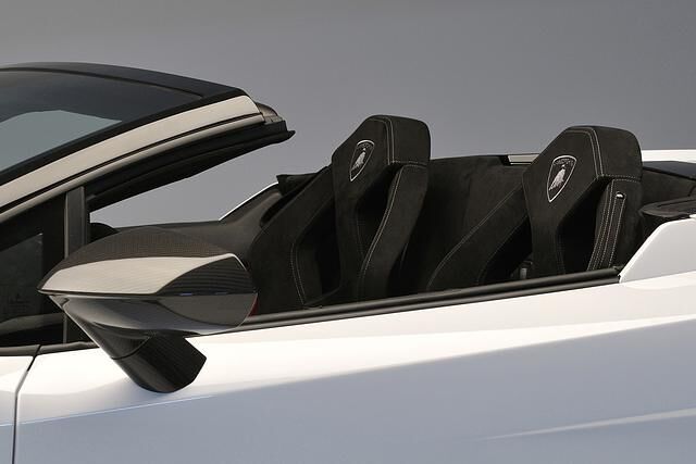 Edel: eingesticktes Lamborghini-Logo