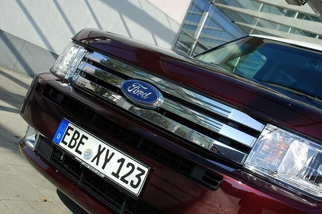Hinter der kantigen Haube steckt ein V6 mit 265 kW/360 PS