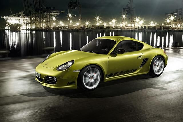 Der Cayman R wurde um einige Komfort-Extras erleichtert; dafür gibt es schwarz eingefasste Scheinwerfer, seitliche Dekorstreifen