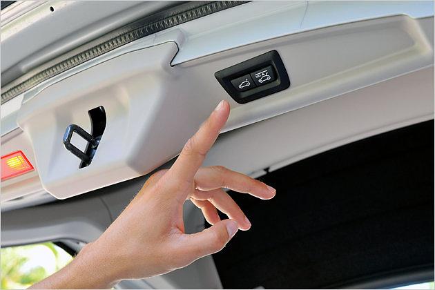 Die große Klappe schließt sich elektrisch per Knopfdruck