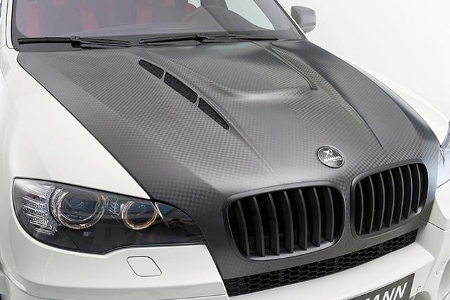 Besonders auffällig ist die Karbon-Motorhaube