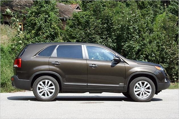 Der Sorento wurde neun Zentimeter länger und fünf Zentimeter flacher