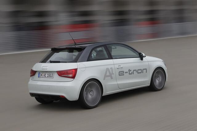 Unter der Motorhaube arbeitet ein quer montierter E-Motor, der 61 PS, kurzfristig sogar bis zu 102 PS, mobilisiert