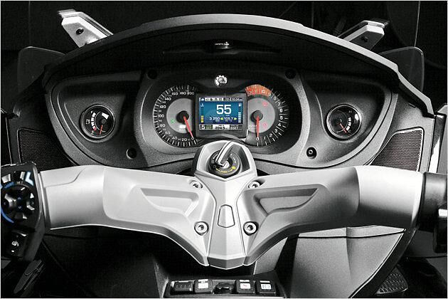 Das Cockpit mit zwei Rundinstrumenten und Multifunktionsdisplay