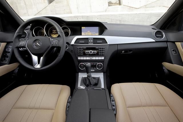 Das Interieur variiert je nach Ausstattung zwischen gediegen und sportlich