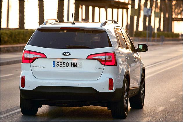 Von hinten ist der überarbeitete Sorento vor allem an neuen LED-Rückleuchten zu erkennen