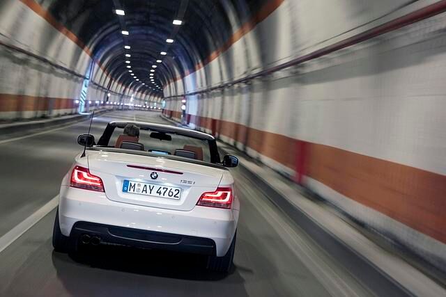 Die Leuchten ziehen sich nun weiter bis zur Fahrzeugmitte