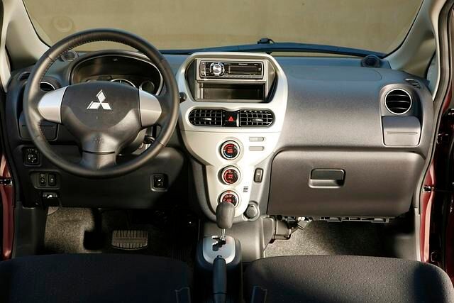 Im Cockpit unterscheidet vor allem die Batterieanzeige den i-MiEV von konventionell angetriebenen Autos