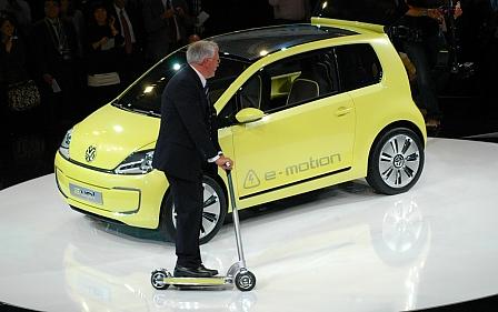 VW E-Up! Studie und VW-Technikchef Ulrich Hackenberg