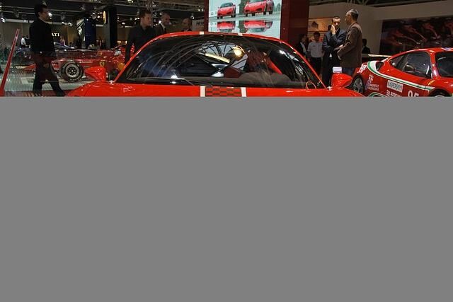 Premiere feierte der Renn-Ferrari auf der Motor Show in Bologna