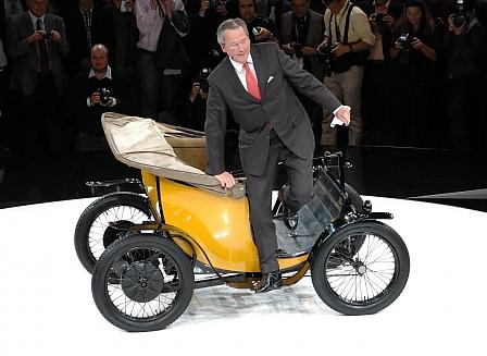 VW IAA Premieren: Bugatti-Chef Paefgen im Elektro-Bugatti (Oldtimer von 1931)