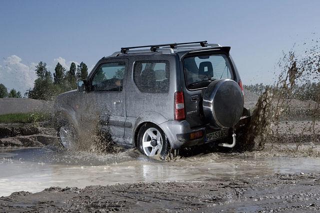 Im Gelände lässt der Jimny so manches SUV stehen