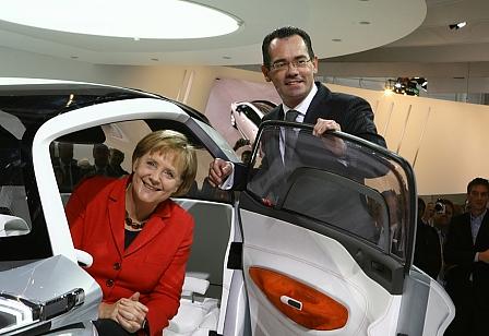 IAA skurril: Merkel im Peugeot BB1