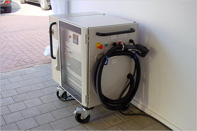Schnellladestation mit Kabelschlauch und Marechal-Stecker: Mit 400 Volt Spannung und 32 Ampere soll sich das E-Mobil in 30 Minuten zu 80 Prozent aufladen lassen