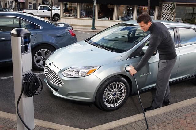 Ford Focus Electric - DieLithium-Ionen-Batterie soll an 240 Volt Steckdosen in drei bis vier Stunden aufgeladen sein 