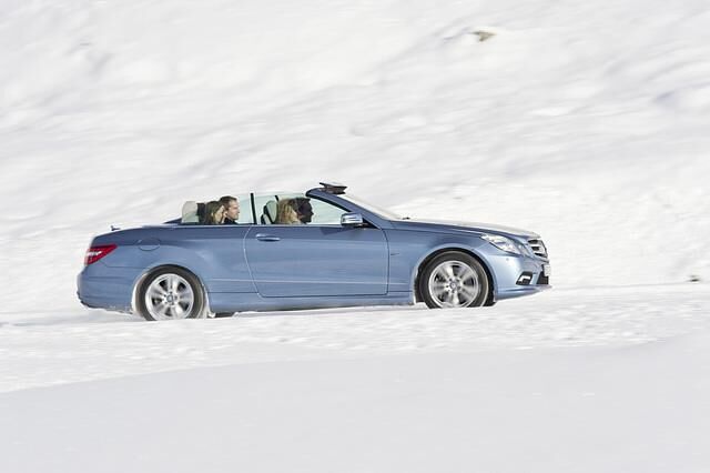 Ein moderner Klassiker im Schnee - das Cabrio der Mercedes E-KLasse