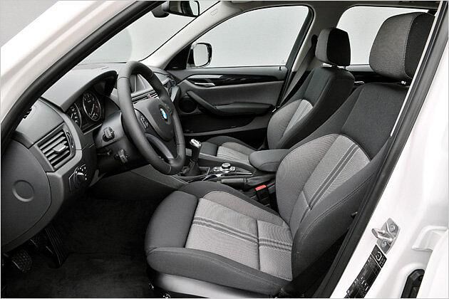 Wer ein BMW-Navigationssystem ordert, kann es per iDrive-Kontroller in der Mittelkonsole steuern
