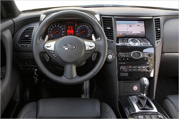 Das Navi in der Mittelkonsole lässt sich per Touchscreen, Bedinknöpfen oder Multifunktionslenkrad einstellen
