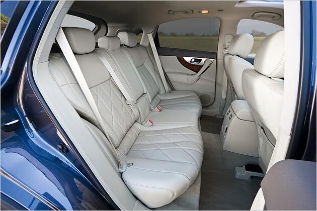 Die Volleder-Ausstattung (hier in weiß) ist beim Infiniti FX50S ebenfalls Serie