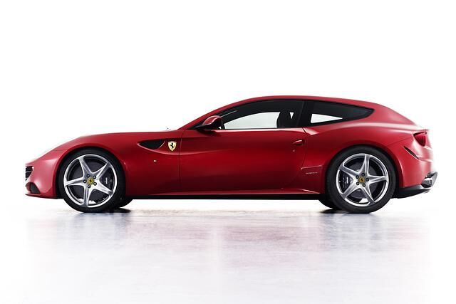 Dem Vortrieb dient ein neuer 6,3-Liter-V12-Motor mit 485 kW/660 PS