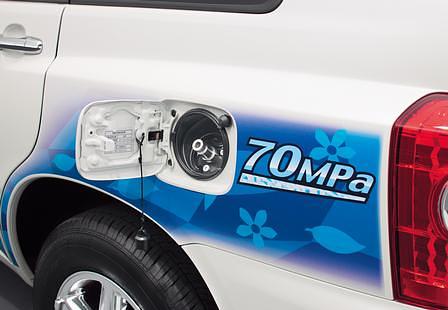 Toyota FCHV-adv Vollhybrid mit Brennstoffzelle