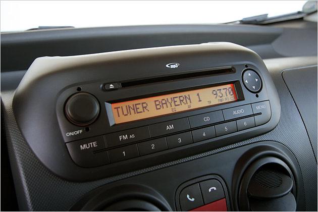 Das Radio thront auf der Mittelkonsole