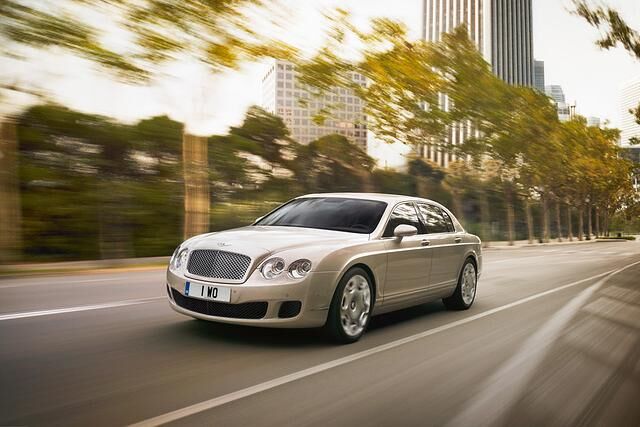 Der Bentley Continental Flying Spur rennt 312 km/h