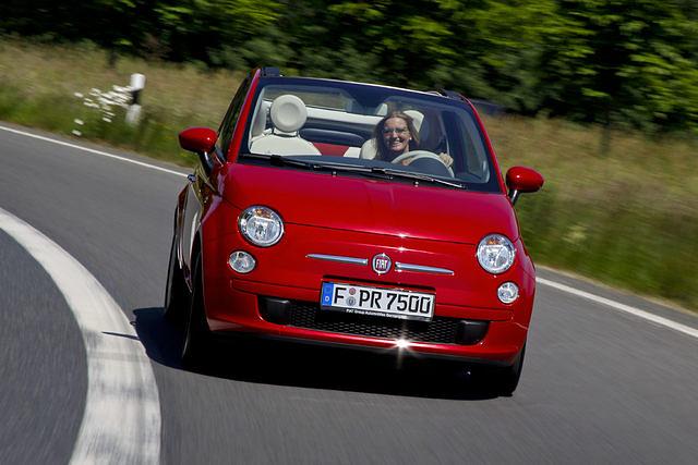 Der Fiat 500 ist auch offen ein Hingucker