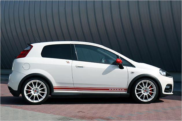 Durch die Tieferlegung erscheint der Fiat etwas gestreckter