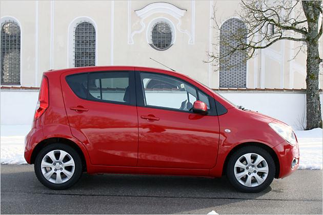 Die nach hinten ansteigende Gürtellinie verleiht dem Kleinwagen eine dynamische Seitenansicht