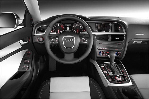 Das Cockpit stammt aus Coupé und Cabrio