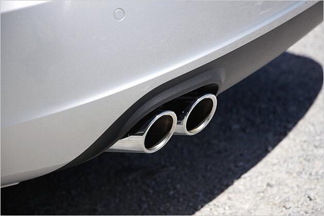 Dezente Endrohre entsorgen das Diesel-Abgas