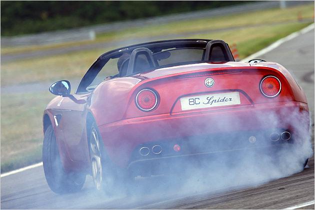 Profis am Lenkrad können den 8C Spider zum Driften überreden