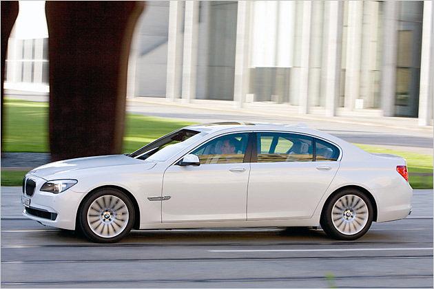 Zudem rollt der BMW 760Li serienmäßig auf 19-Zoll-Rädern