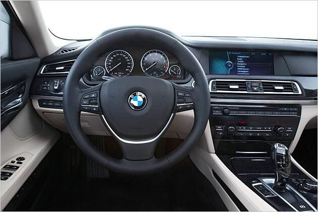 Typisch BMW: Das Cockpit des 7er-Flaggschiffs