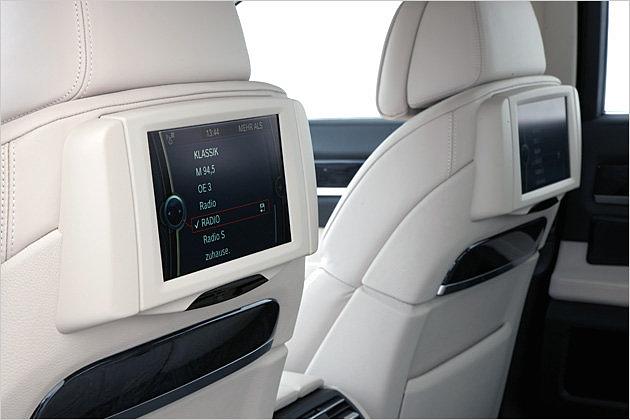 Als Extra gibt es ein Fond-Entertainment-System mit großen Bildschirmen