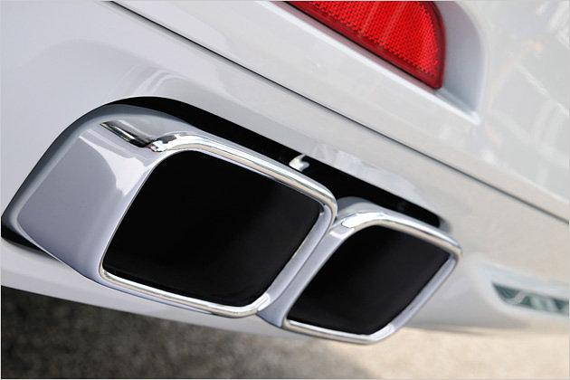 Über diese Doppelendrohre entsorgt der BMW 760Li seine Abgase