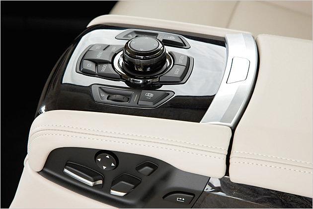 Der hintere iDrive lässt sich unabhängig vom vorderen Bediensystem steuern