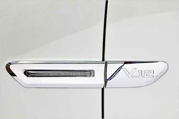 Weiterer Hinweis auf das Topmodell: Ein V12-Schriftzug auf den verchromten Seitenblinker-Elementen