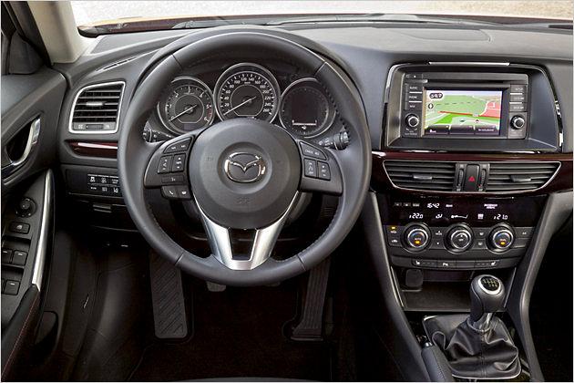 Übersichtliches Cockpit, einzig das Navi sieht aus wie nachgerüstet