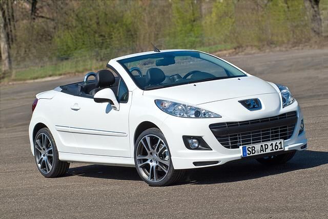 Peugeot 207 CC Sondermodell: Schwarz oder Weiß durch den Sommer, Foto: Peugeot