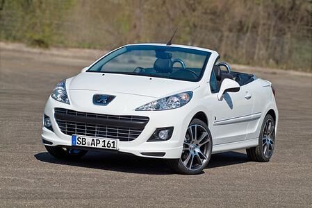Peugeot 207 CC Sondermodell: Schwarz oder Weiß durch den Sommer